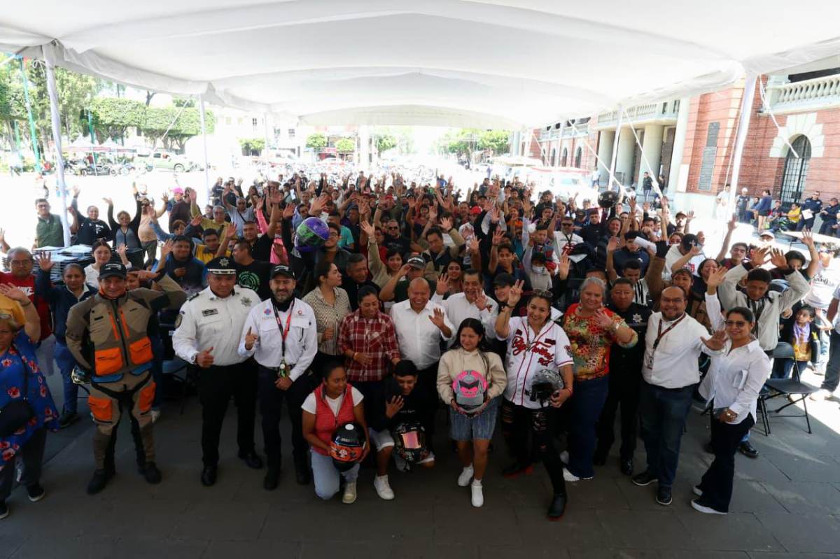 ENCABEZA RACIEL PÉREZ CRUZ Y GOBIERNO DEL ESTADO JORNADA DE EXPEDICIÓN CERTIFICACIÓN, LICENCIAS Y ENTREGA DE CASCOS GRATUITOS PARA MOTOCICLISTAS