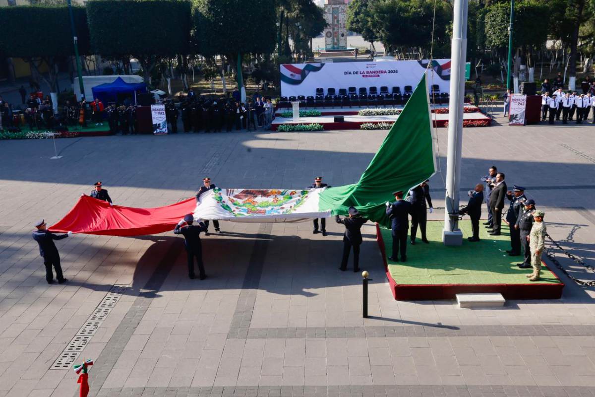  EN EL DÍA DE LA BANDERA, RACIEL PÉREZ CRUZ ENCABEZA EL IZAMIENTO E INCINERACIÓN DEL LÁBARO PATRIO; SÍMBOLO DE UNIDAD Y ORGULLO 