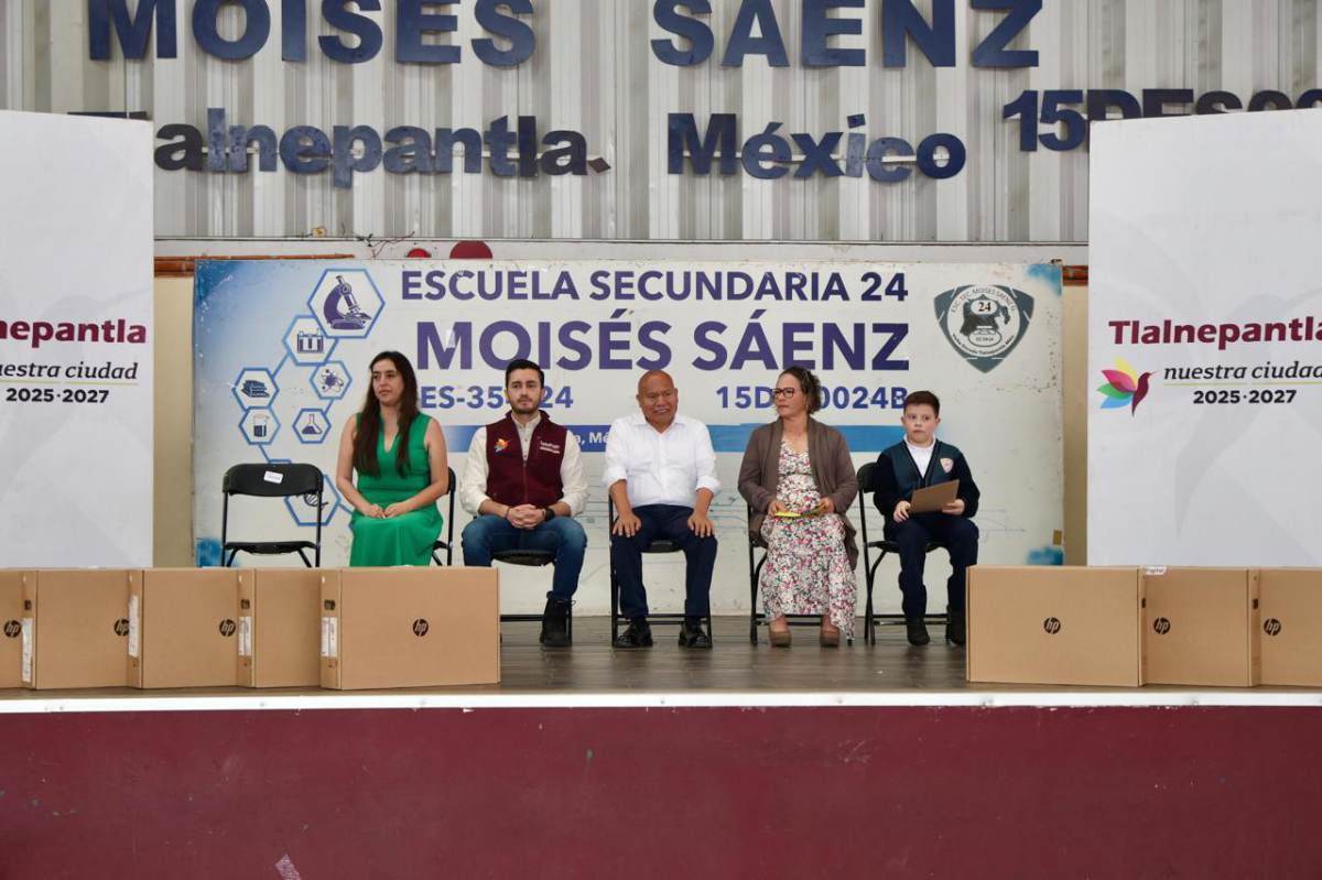 ENTREGA RACIEL PÉREZ CRUZ 15 COMPUTADORAS EN BENEFICIO DE LA EDUCACIÓN EN LA SECUNDARIA GENERAL NÚM. 24 "MOISÉS SÁENZ"