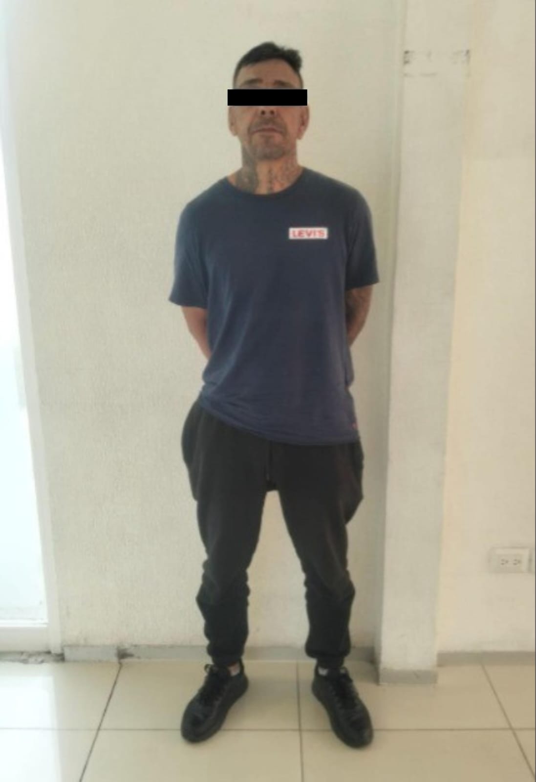 POLICÍA DE TLALNEPANTLA DETIENE A UN HOMBRE POR POSIBLES DELITOS CONTRA LA SALUD Y PORTACIÓN DE ARMA PROHIBIDA