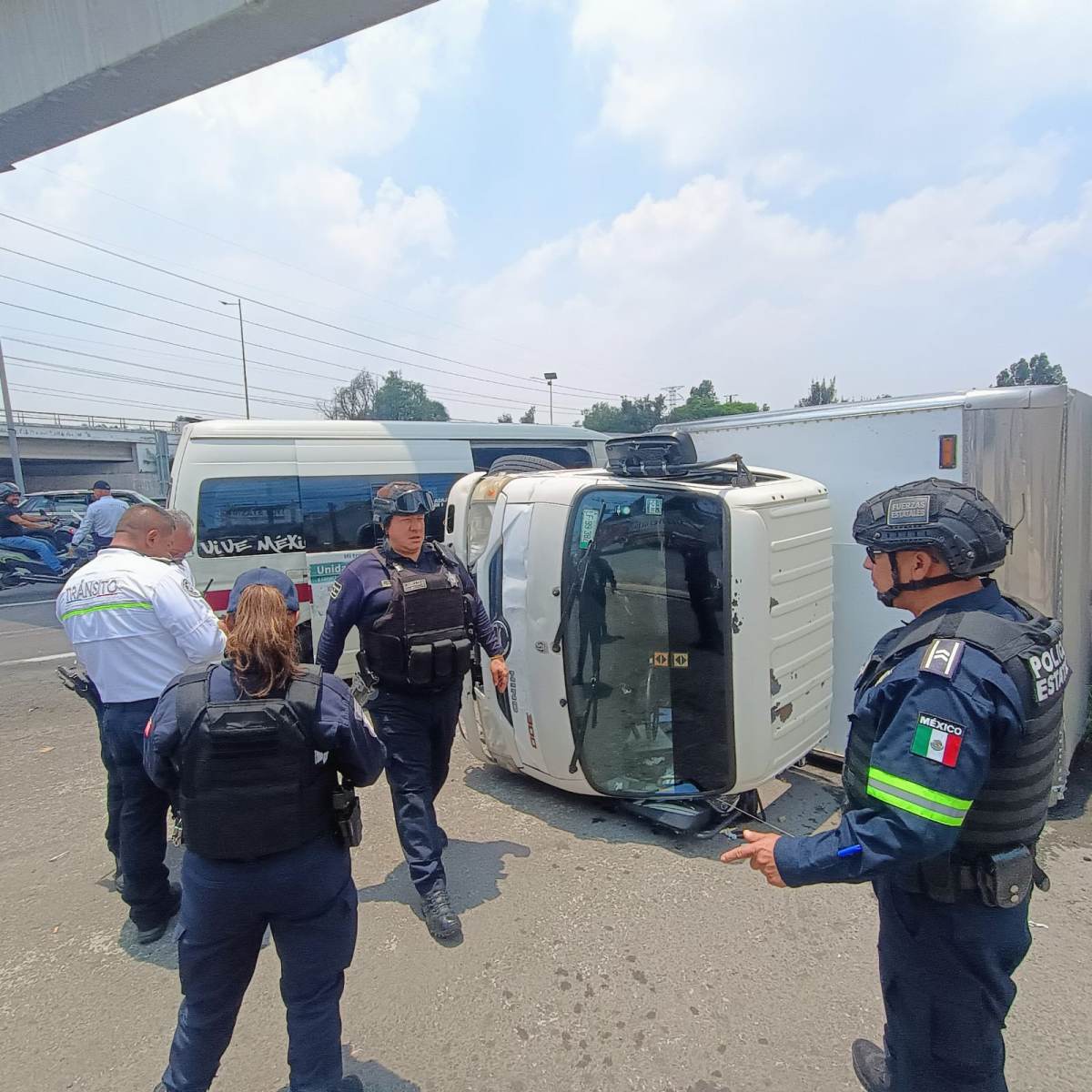ATIENDEN CUERPOS DE EMERGENCIA Y SEGURIDAD DE TLALNEPANTLA PERCANCE VIAL EN LA AUTOPISTA MÉXICO-PACHUCA Y BRINDAN AUXILIO A 13 PERSONAS