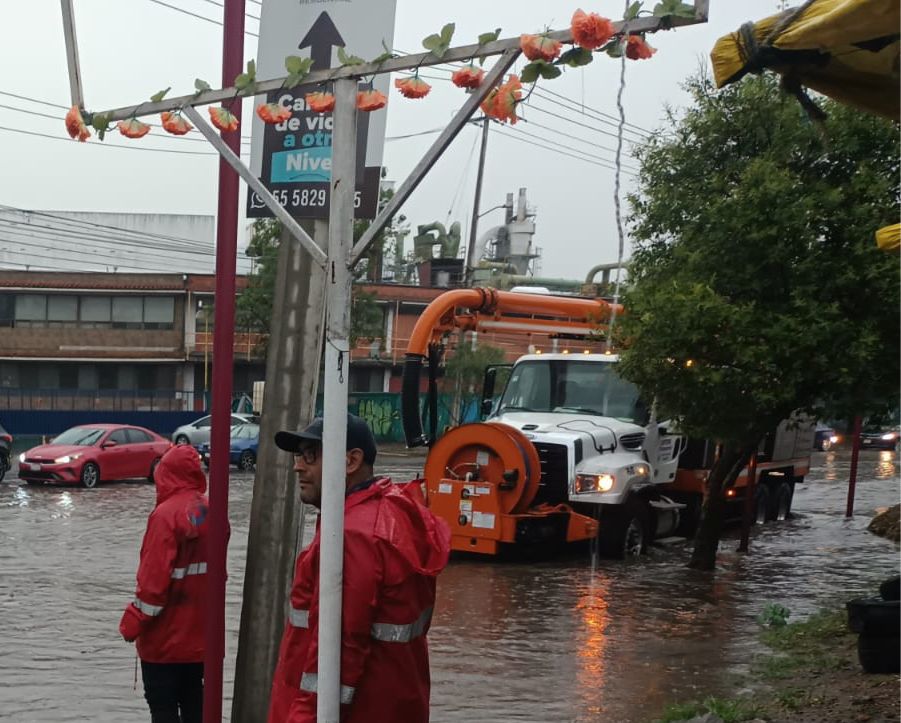 EL GOBIERNO DE TLALNEPANTLA ATIENDE PUNTOS CRÍTICOS POR ACUMULACIÓN DE AGUA TRAS LLUVIA EXTRAORDINARIA