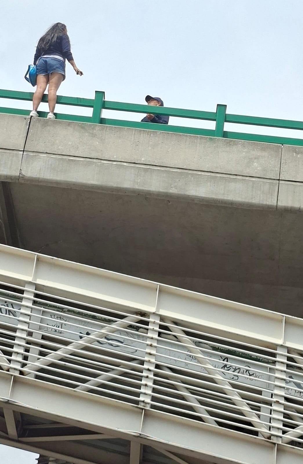 ELEMENTOS DE SEGURIDAD DE TLALNEPANTLA EVITAN QUE UNA MUJER SE ARROJE DE UN PUENTE EN JARDINES DE SANTA MÓNICA