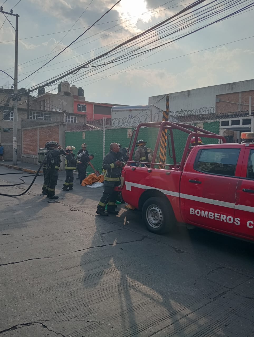 BOMBEROS Y ELEMENTOS DE PROTECCIÓN CIVIL DE TLALNEPANTLA CONTIENEN EMERGENCIA POR DERRAME DE QUÍMICOS EN SAN LUCAS PATONI