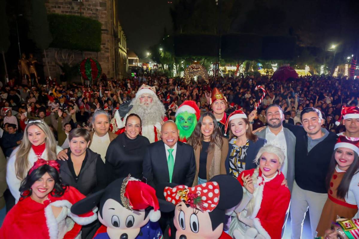 ENCABEZA RACIEL PÉREZ CRUZ ENCENDIDO DEL ÁRBOL NAVIDEÑO