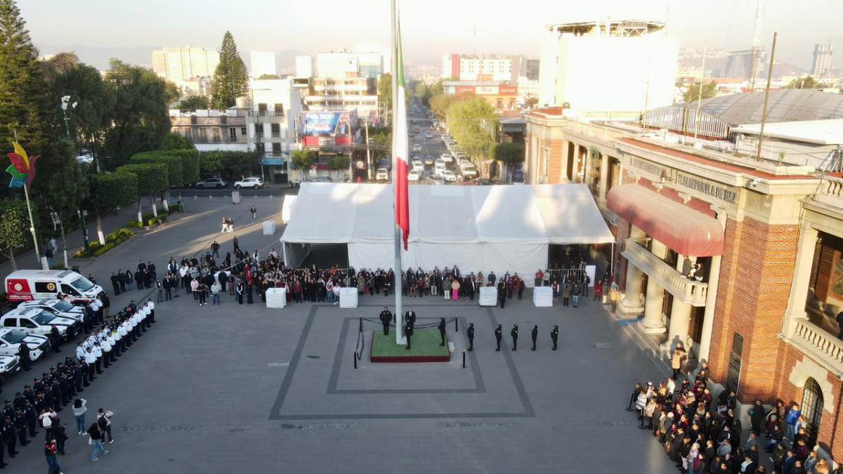 ENCABEZA ALCALDE RACIEL PÉREZ CRUZ CEREMONIA SOLEMNE DE IZAMIENTO DE BANDERA Y HONORES PATRIOS