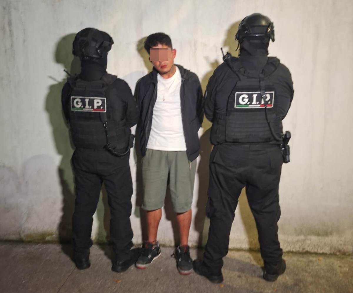 EN TLALNEPANTLA SON DECOMISADOS 36 ENVOLTORIOS DE PROBABLE CRISTAL Y UN CUCHILLO POR ELEMENTOS DE LA POLICÍA MUNICIPAL
