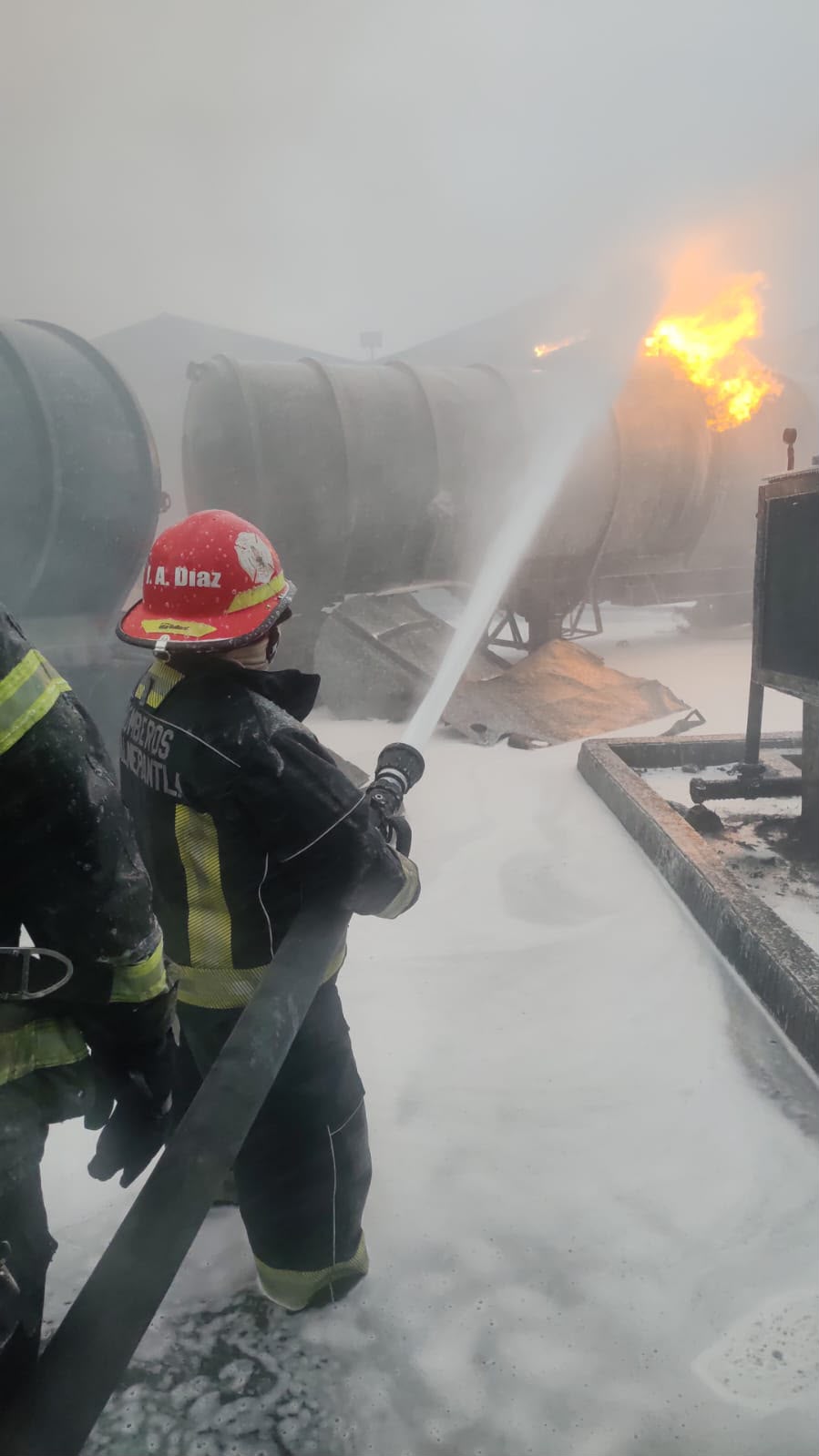 CUERPOS DE EMERGENCIA DE TLALNEPANTLA CONTROLAN Y SOFOCAN INCENDIO EN UNA EMPRESA