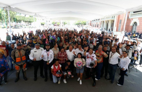 ENCABEZA RACIEL PÉREZ CRUZ Y GOBIERNO DEL ESTADO JORNADA DE EXPEDICIÓN CERTIFICACIÓN, LICENCIAS Y ENTREGA DE CASCOS GRATUITOS PARA MOTOCICLISTAS