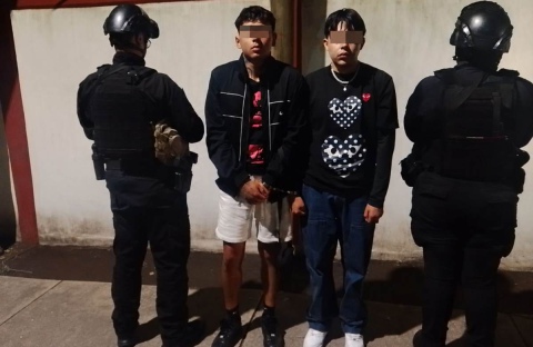 POLICÍA DE TLALNEPANTLA DETIENE A DOS SUJETOS POR ROBO CON VIOLENCIA EN SAN JUAN IXHUATEPEC